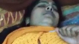 Tante Saree Kuning Menggoda Dalam Video Panas