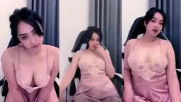 Dhea Tampil Menggoda Dengan Lingerie Pink Yang Bikin Nafsu Membara