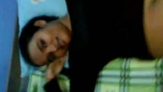 Mengintip Celah Basah Pacar Desi Yang Masih Perawan