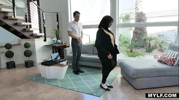 Kylie Kingston, Sang Milf Arab Yang Menggila Pada Kontol Muda
