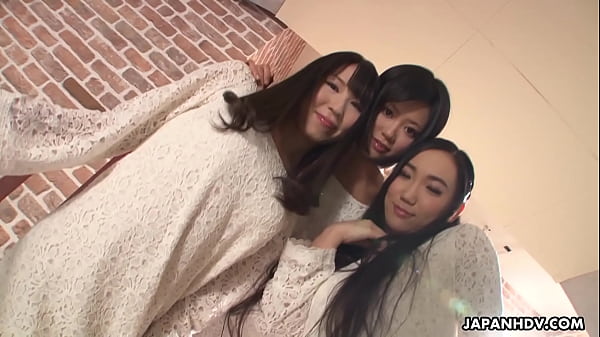 Tiga Cewek Asia Seksi Saling Menjilati Memek