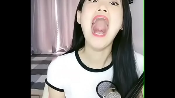 Gadis Cina Nganga Ngantuk, Bibir Basah Kelihatan Nakal.