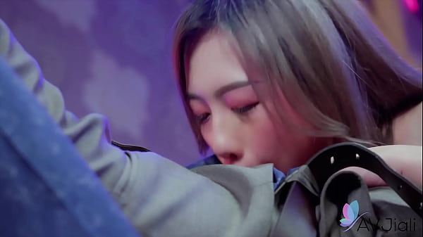 Cewek Cina Seksi, Lin Siyu, Lagi Ngewe Sambil Ngehisap Kontol Dan Digebukin Keras.