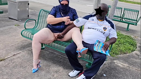Jilbab Muslim Milf Biarkan Pria Asal Di Halte Bus Memuaskan Hasratnya Dua Kali Di Bibir Kemaluan Montoknya Yang Lebar (terbuka Di Luar Ruangan) Bbw Ssbbw
