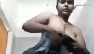 Aunty Lokal Pamerin Tubuh Basah Di Kamar Mandi, Bikin Ngilu Lihatnya.