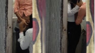 Cewek Kuliah Umur 18 Tahun Ngocok Mulut Di Toilet Kampus.