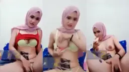 Tante Eyra Si Jilbaber Cantik Lagi Mainin Memeknya Sampe Basah.