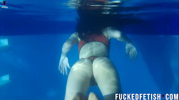 Helen Star Pakai Baju Renang Seksi, Tidur Di Kolam Sambil Napas Tersengal-sengal, Bikin Makin Panas.
