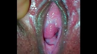 Bini Main Kontol Gede, Suami Nonton Sambil Colok Memek Basah.