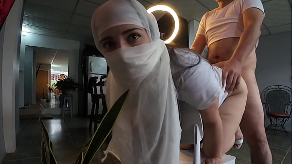 Wanita Berjilbab Kesakitan Nikmat Saat Kontol Besar Masuk Ke Lubang Belakangnya