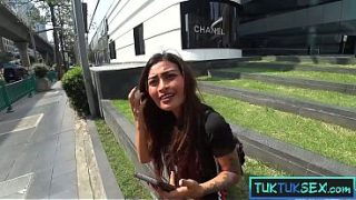 Payudara Montok Tubuh Mungil, Ibu Thailand Nakal Main Seru Sama Bule.
