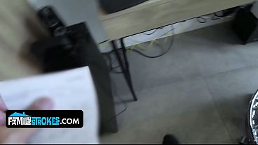 Anak Tiri Cewek Latin Menggoda Ayah Tirinya Dengan Tubuh Mulusnya Yang Bikin Ngiler