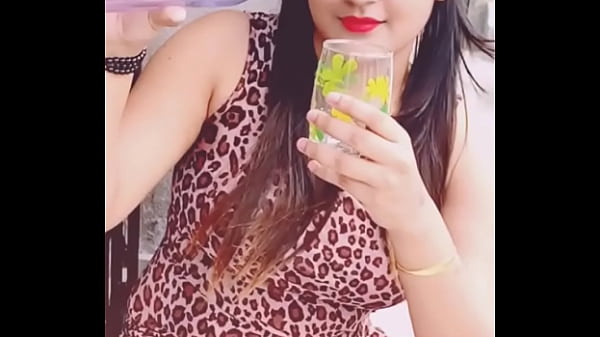 Cewek India Pose Ngangkang Sambil Ngajak Main