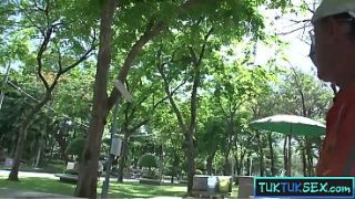 Cewek Thailand Mungil Dijemput Naik Tuk Tuk, Langsung Digebukin Habis-habisan.