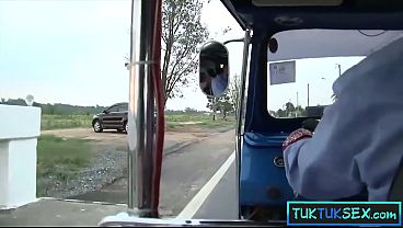 Ibu-ibu Thailand Alay Digetok Di Pinggir Jalan, Langsung Digeboyong Buat Main Di Mobil.