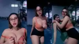Miya Main Basah-basahan Di Kolam Renang Sama Bestie, Makin Greget Pas Tubuh Saling Merapat.