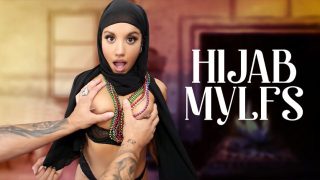 Nina Pamer Hijab Basah Kena Peluh Mardi Gras, Pertama Kali Dia Ngacengin Kontol.