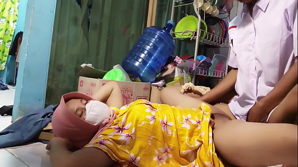 Ajak Ngentot Ibu Tiri Pas Siap-siap Ke Sekolah, Bikin Ngaceng Setengah Mati.