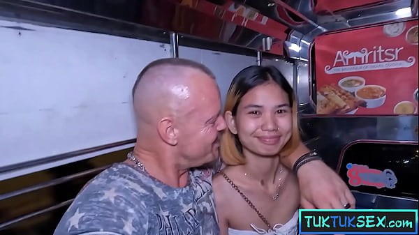 Cewek Mungil Thailand Digetok Di Pattaya, Naik Tuk Tuk Langsung Dicocol Buat Main Ranjang.