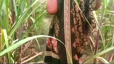 Ibu Tiri Dan Anak Tiri Ngentot Di Luar Rumah Di Kampung, Suara Desahan Bikin Tetangga Panas.