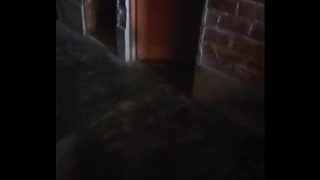Ibu Muda Seksi Buka Pintu Rumah Demi Uang, Kasih Akses Ke Tubuhnya.
