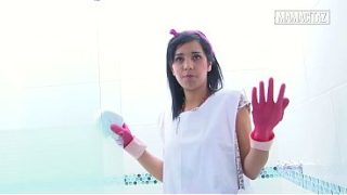 Pembantu Hotel Pake Sarung Tangan Karet, Bungkukin Badan Sambil Cuci Pancuran, Bikin Lihat Ke Bawah.