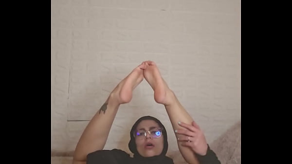 Ibu Rumah Tangga Arab Mia Pamer Kaki Seksi Pakai Niqab, Koleksi Hot Banget