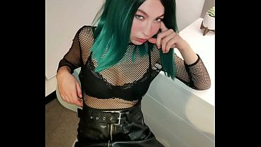 Ibu Tiri Konservatif Ngebiarin Putri Lesbiannya Balik Lurus, Dibantu Kontol Pacarnya Yang Besar Dan Keras.