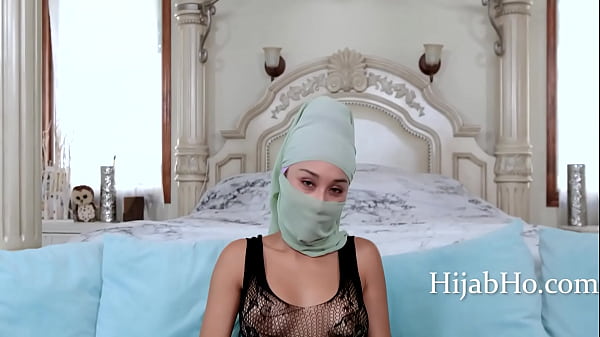 Ibu Tiri Berjilbab Bikin Tenang – Cali Lee, Desahannya Bikin Misterius
