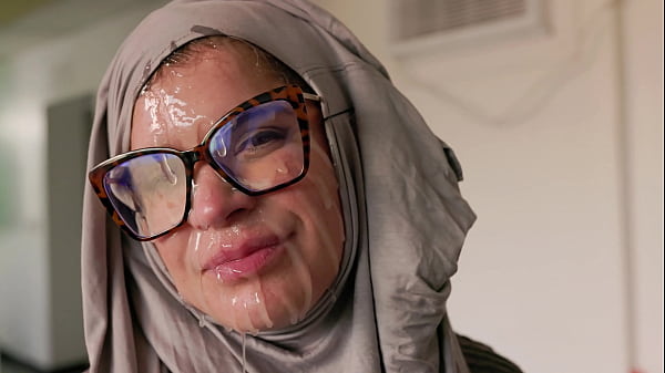Hijab Cosplay – Ibu Bule Amerika Muka Digenjot Kontol