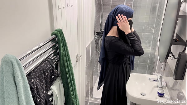Astaga! Gak Nyangka Cewek Arab Bisa Gitu. Aku Kepergok Gadis Muslim Berhijab Lagi Colmek Di Kamar Mandi.