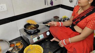 कोमल दिवाली पर नमकीन बना रही थी, देवर ने भाभी को उठाकर कमरे में ले गया