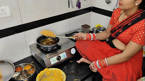 कोमल दिवाली पर नमकीन बना रही थी, देवर ने भाभी को उठाकर कमरे में ले गया