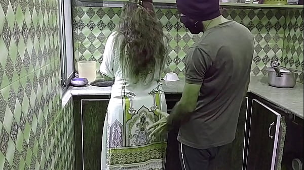 Ibu Mertua India Lagi Sibuk Masak Di Dapur, Tiba-tiba Digenjot Dari Belakang, Suara Desahan Dan Erangan Hot Bikin Makin Liar.