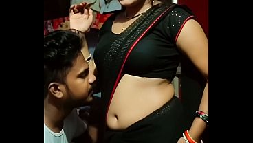 Desi Bhabhi Saree Navel Basah, Bibir Merah Menggoda Sambil Main-main Di Kamar Kosong