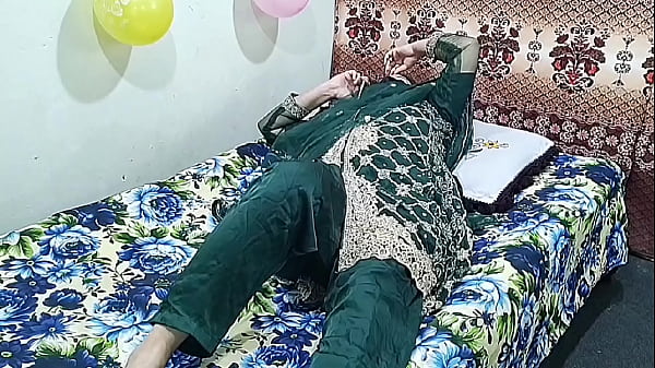 Seorang Ibu Rumah Tangga India Panggil Pemuda, Lalu Digebukin Kasar Sambil Moans, Suara Hindi Desi Panas.