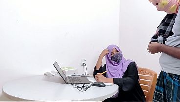 Bankir Hijab Montok Digebuk Petani Desa, Ngentot Sange Di Sawah