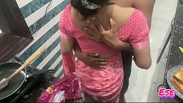 Desi Bhabhi Dapur Me Khana Banate Waqt Chudai Kar Rahi Thi, Gaand Hila Rahi Thi, Ras Nikal Raha Tha.