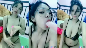 Cewek Berkacamata Ngewe Dildo Live Sampe Crot