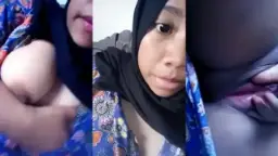 Cewek Hijab Cantik Pamer Memek Tembam Basah Siap Digeprek