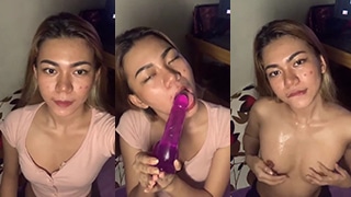 Nyepongin Dildo Ungu Sampai Becek