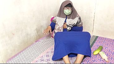 Cewek Hijab Indonesia Lagi Mainin Memek Sendiri