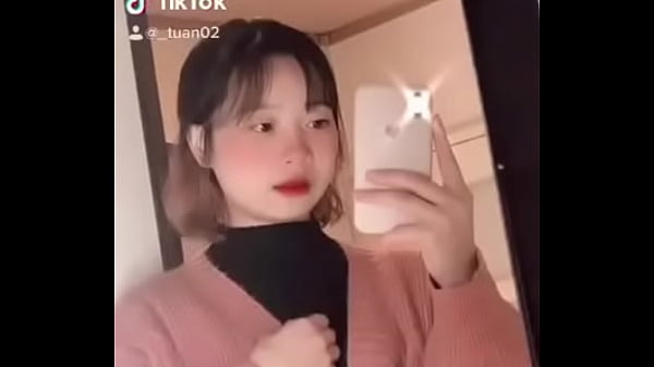 Goyangin Pantat Montok Sambil Manis-manis, Bikin Pengin Gigit!