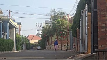 Astaga, Ibu Arab Lagi Colmek Di Luar Rumah Dekat Jalanan Sampe Becek!