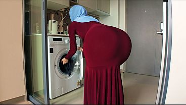 Ibu Tiri Berjilbab, Tatapan Nakalku Tertangkap Basah Di Pantat Bulatnya Yang Seksi