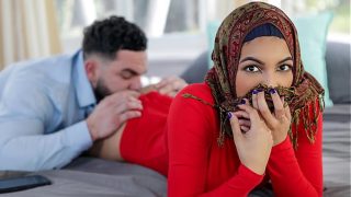 Kakak Tiri Mau Ngajarin Adik Tiri Berjilbabnya Hal-hal Seru Sebelum Nikah, Biar Siap Di Ranjang.