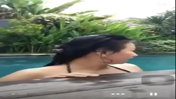 Ngentot Di Kolam Renang Sambil Live