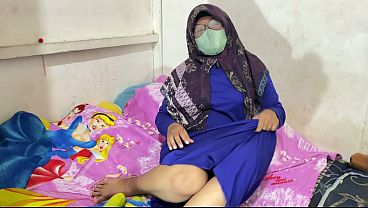 Wanita Berhijab Lagi Mainin Diri Sendiri Sampe Basah Kuyup.