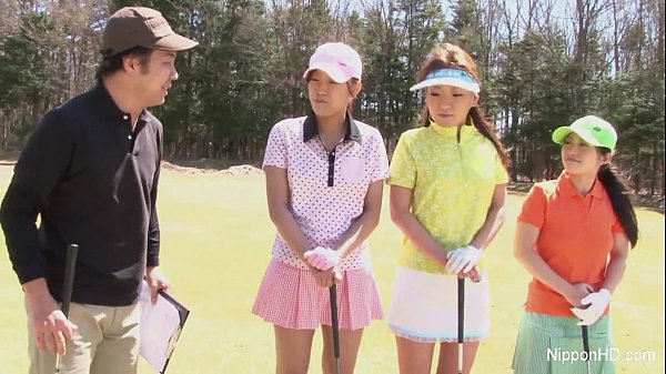 Gadis Asia Muda Main Golf Sambil Telanjang, Montok-montok Menggoda.