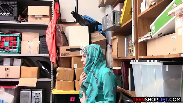 Gadis Remaja Arab Ketahuan Mencuri, Digebuk Dan Digaruk Habis-habisan Sama Satpam.